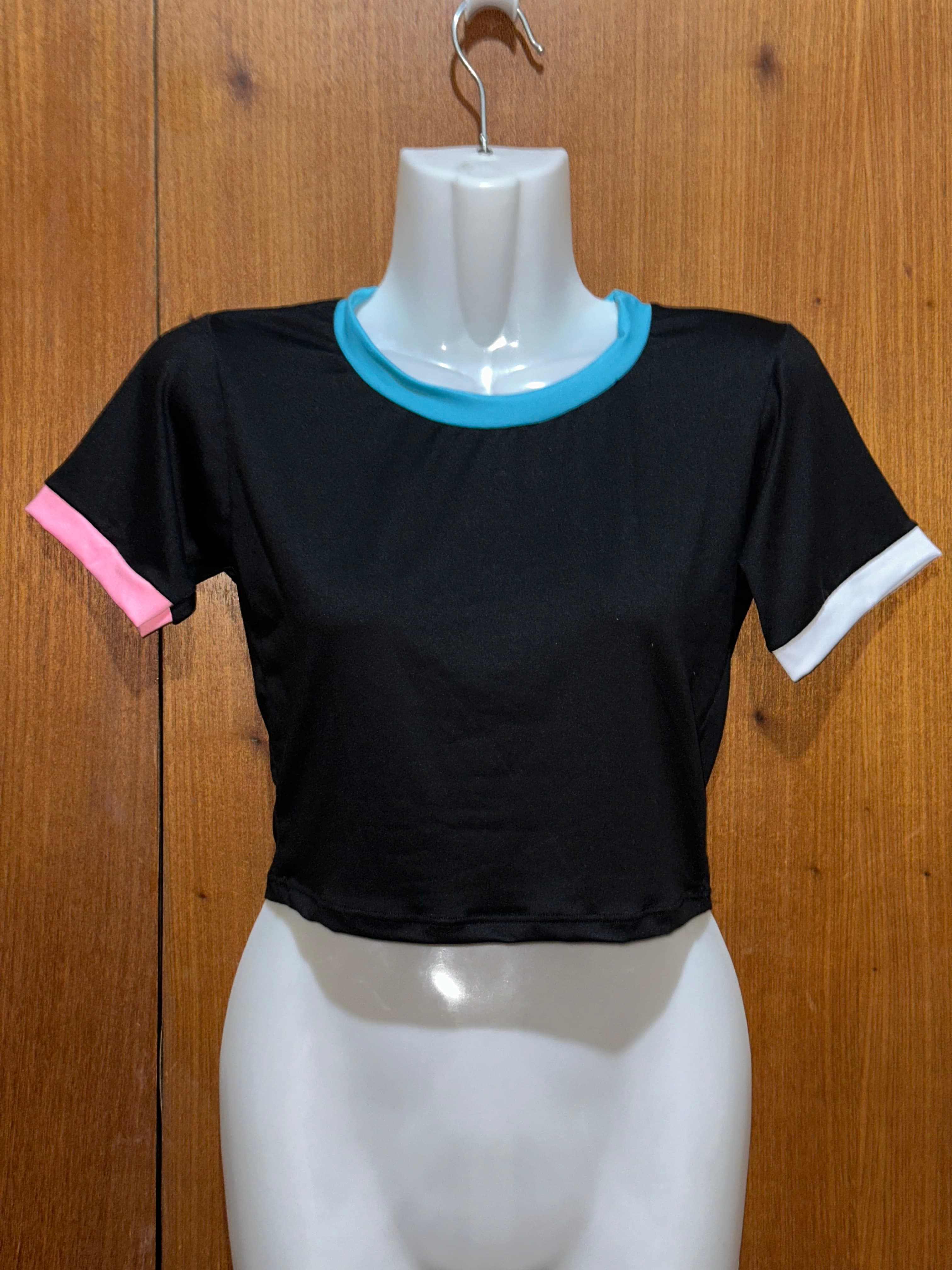 Croptop Negro Cuello Azul